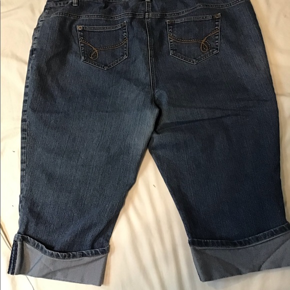 Plus Size Contrast Capris - Picture 2 of 3